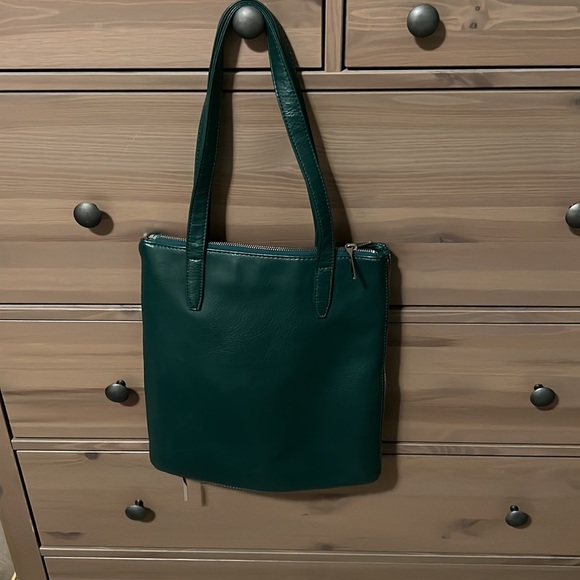 Has a zipper so can open wider. Two front pockets. One zippered inside pocket. - Picture 2 of 3